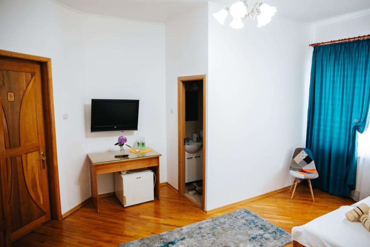 Pensiunea Casa Cristal Târgu Jiu Екстериор снимка